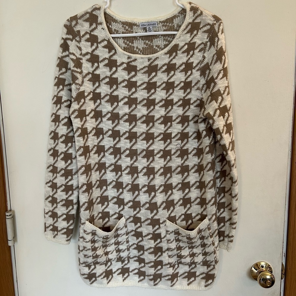 Nina Leonard Medium hounds, tooth, print tunic, top front pockets